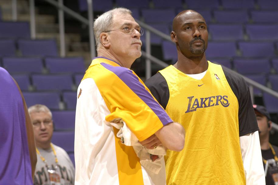 Finals 2004, Phil Jackson e Karl Malone preparano gara-2 contro Detroit. Per i Lakers finirà male: il titolo lo vincono i Pistons